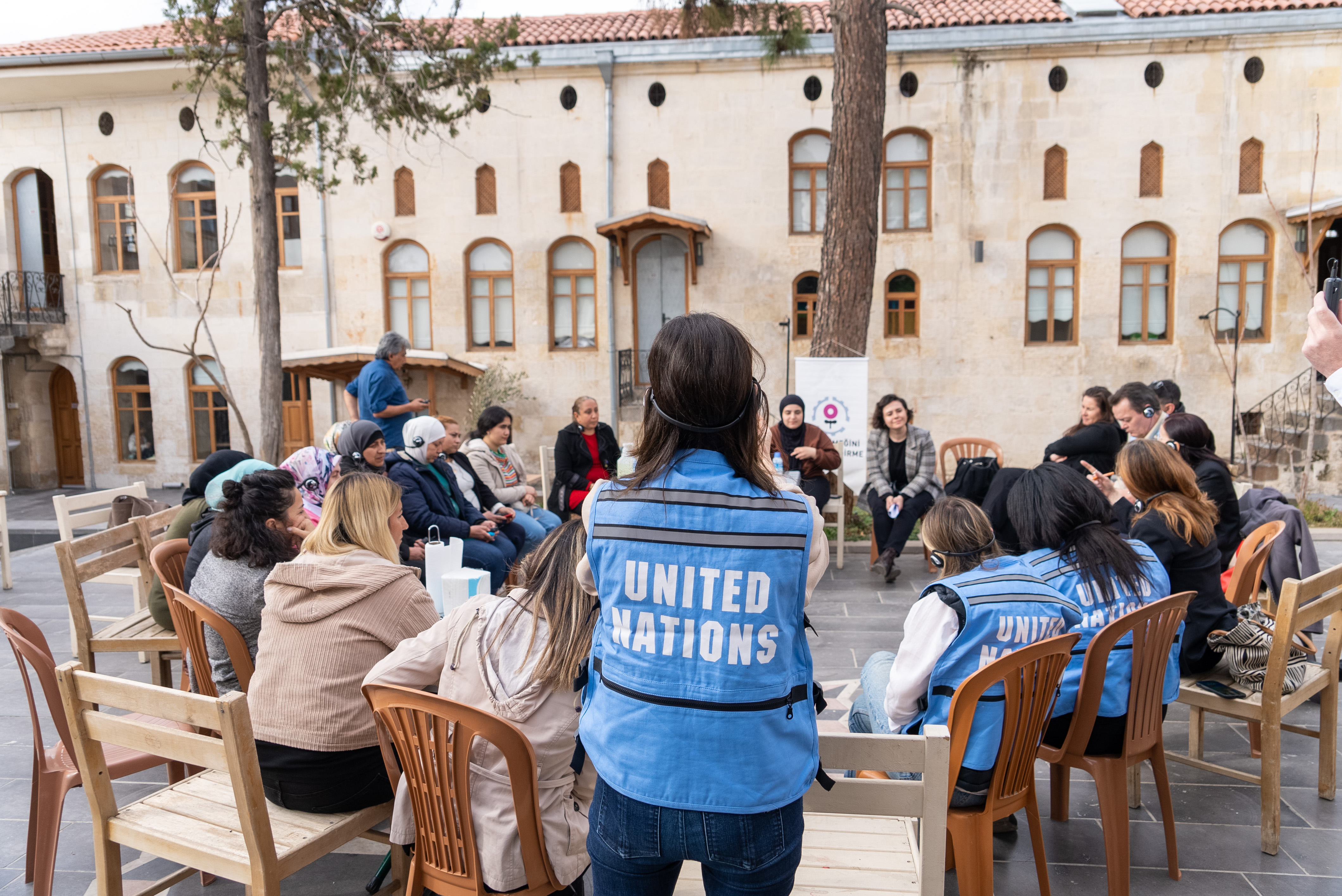 UN Women representatives are attending a discussion with a CSO after the earthquakes in Gaziantep, Türkiye. Photo: İlkin Eskipehlivan / UN Women