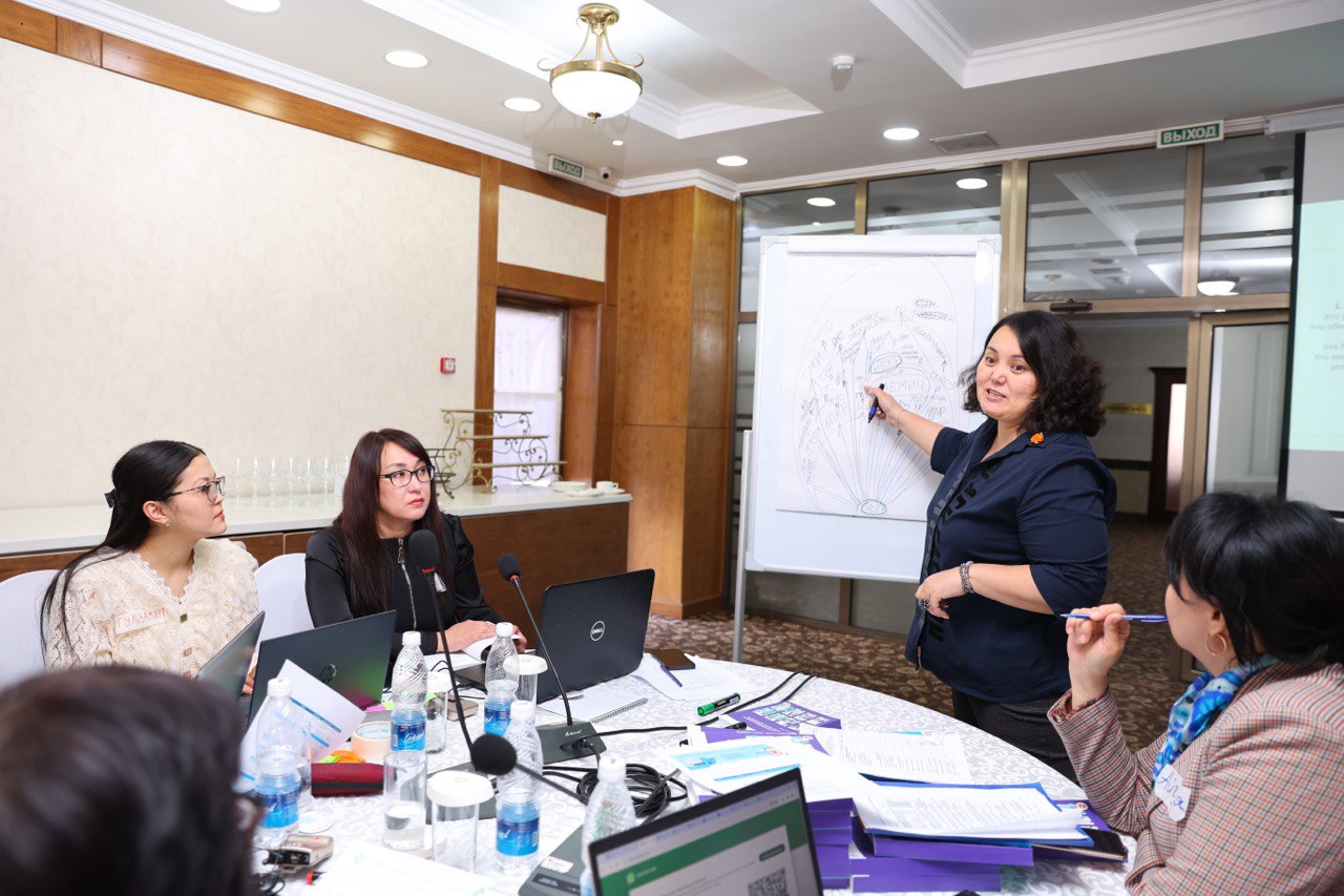 Representatives of the National Statistical Committee of the Kyrgyz Republic, state bodies and non-governmental organizations collaboratively working on strategies for improving gender statistics in Kyrgyzstan. Photo: UN Women/Askat Chynaly.