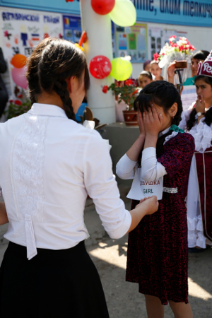 Сценка по теме ранних браков, где по сюжету несовершеннолетняя девочка вынуждена выйти замуж за жениха из богатой семьи. Фото: СКООН в Кыргызстане