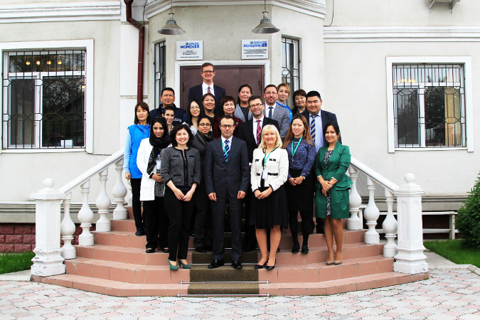 Представители Исполнительного совета «ООН-женщины» с сотрудниками «ООН-женщины» после представления результатов деятельности «ООН-женщины» в Кыргызстане. Фото: «ООН-женщины» в Кыргызстане