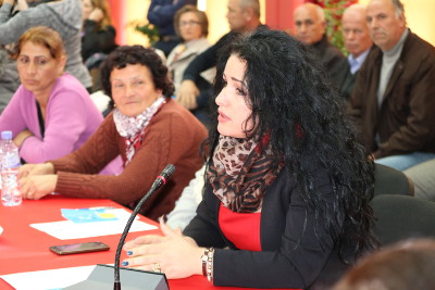 Women bringing up issues related to social housing during the public consultations in the Municipality of Fier 