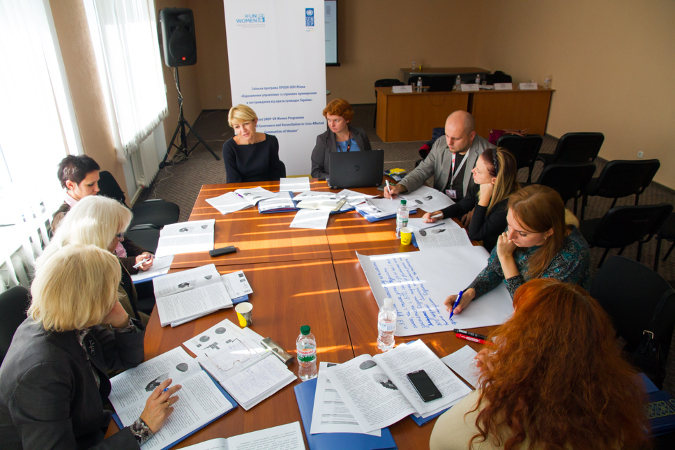Representatives of the Women’s Organizations and Gender Equality Advocates together with authorities from the Administration are discussing and formulating the gender sensitive recommendations for the  inclusion in the Strategy .UN Women/Aleksandr Alpherov 