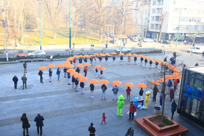 Young basketball players on Human Rights Day create a ‘turn off’ sign in Sarajevo and invite citizens to pledge against violence; Photo credit: Thomas Michael/UN Women