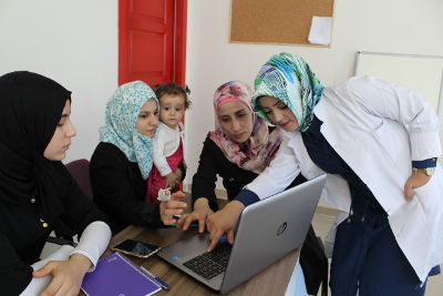 Computer course for refugee women in SADA Women-only Center in Gaziantep, Turkey. Photo: UN Women