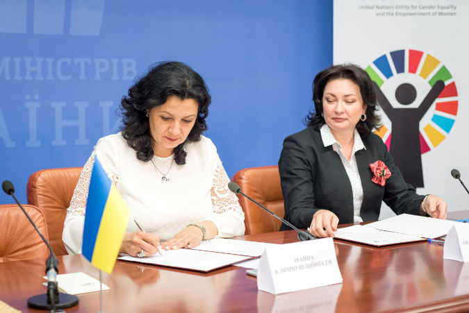 The Deputy Prime Minister of Ukraine for European and Euro-Atlantic Integration, Ms. Ivanna Klympush-Tsintsadze (on the left) and UN Women Country Programme Manager/Head of Office in Ukraine, Anastasia Divinskaya (on the right) sign the Host Country Agreement. Photo: Cabinet of Ministers of Ukraine.