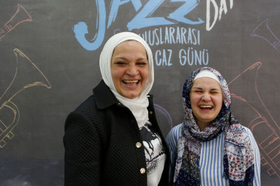 A mother and her daughter smiling at the end of the event. Photo: Tayfun Yilmaz