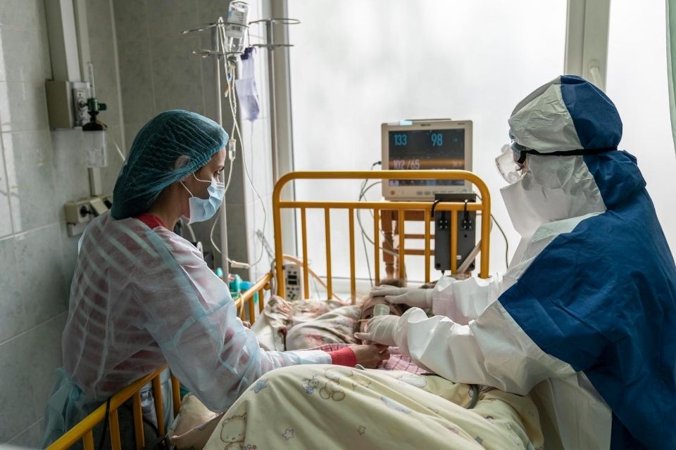 A mother helps a nurse to do inhalations to a five-year-old child infected with COVID-19 who was removed from the ventilator in the intensive care unit of Chernivtsi Pediatric Hospital.  Photo: UNICEF/Maloletka