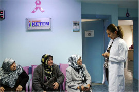 Rural women speak to a doctor at the Cancer Early Diagnosis, Screening and Information Centre in Eskişehir. Photo: Eskişehir Metropolitan Municipality