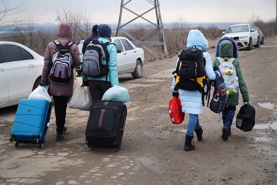 A family fleeing from OdessaA family fleeing from Odessa heads towards the Galați border crossing in order to get to Romania. Photo: UN Women/Vitalie Hotnogu