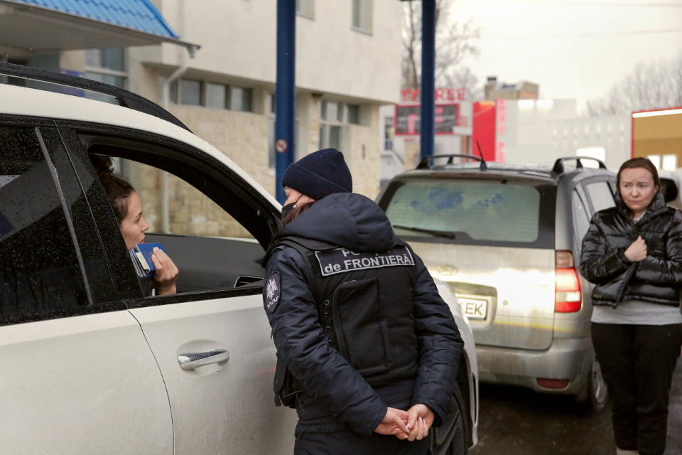 Border police at the Sculeni border crossing between Moldova and Romania register people fleeing the war in Ukraine. Photo: UN Women Moldova/Vitalie Hotnogu 