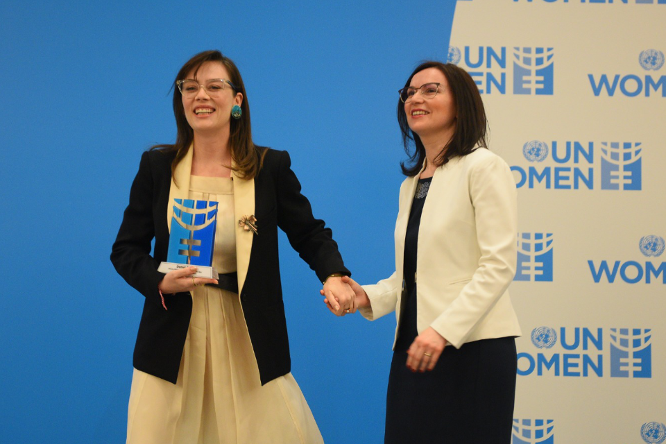 Demet Evgar received a trophy from Asya Varbanova, UN Women Turkey’s Country Director for the occasion of the Good Will Ambassador launch event. Photo: Ender Baykuş / UN Women Turkey