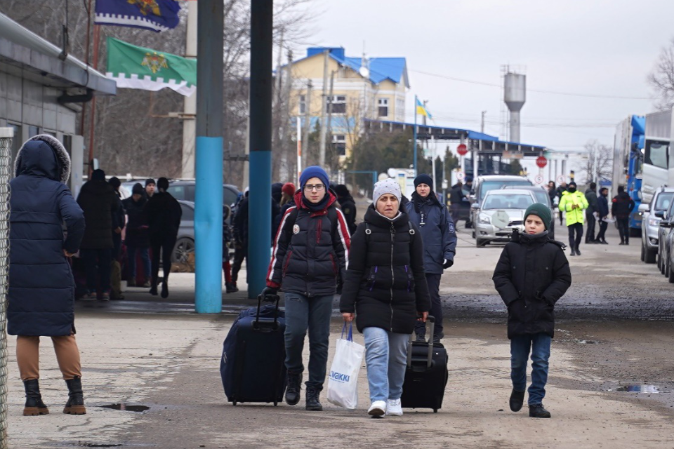 Galina (centre) crosses the border in Reni with her two sons. Photo: UN Women/Vitalie Hotnogu