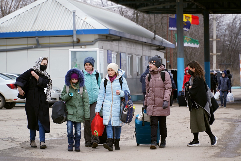 Irina (third from the left) and her family flee the war, passing Reni Customs. Photo: UN Women/Vitalie Hotnogu