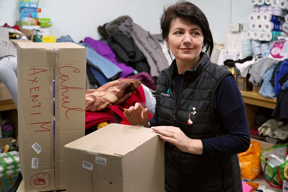 Stela Vodă is a volunteer who tries to keep things organized at the Crisis Unit. Photo: UN Women/Vitalie Hotnogu
