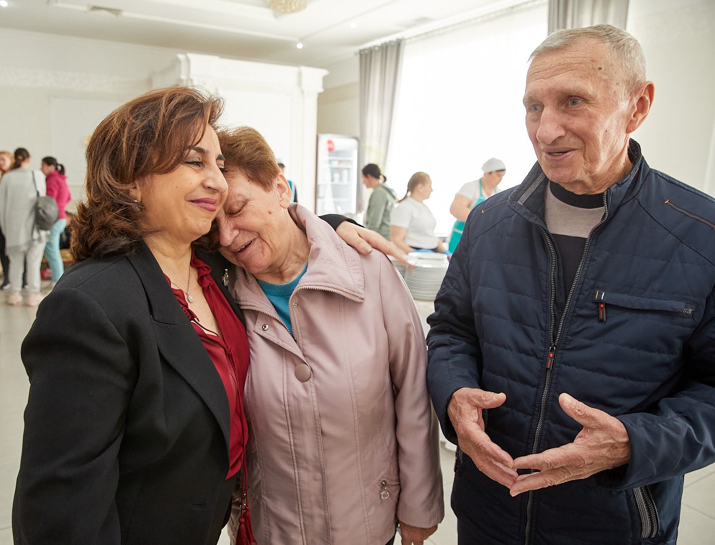 UN Women Executive Director Sima Bahous with an elderly refugee couple at the Costesti placement center in Moldova. Photo: Aurel Obreja / UN Women