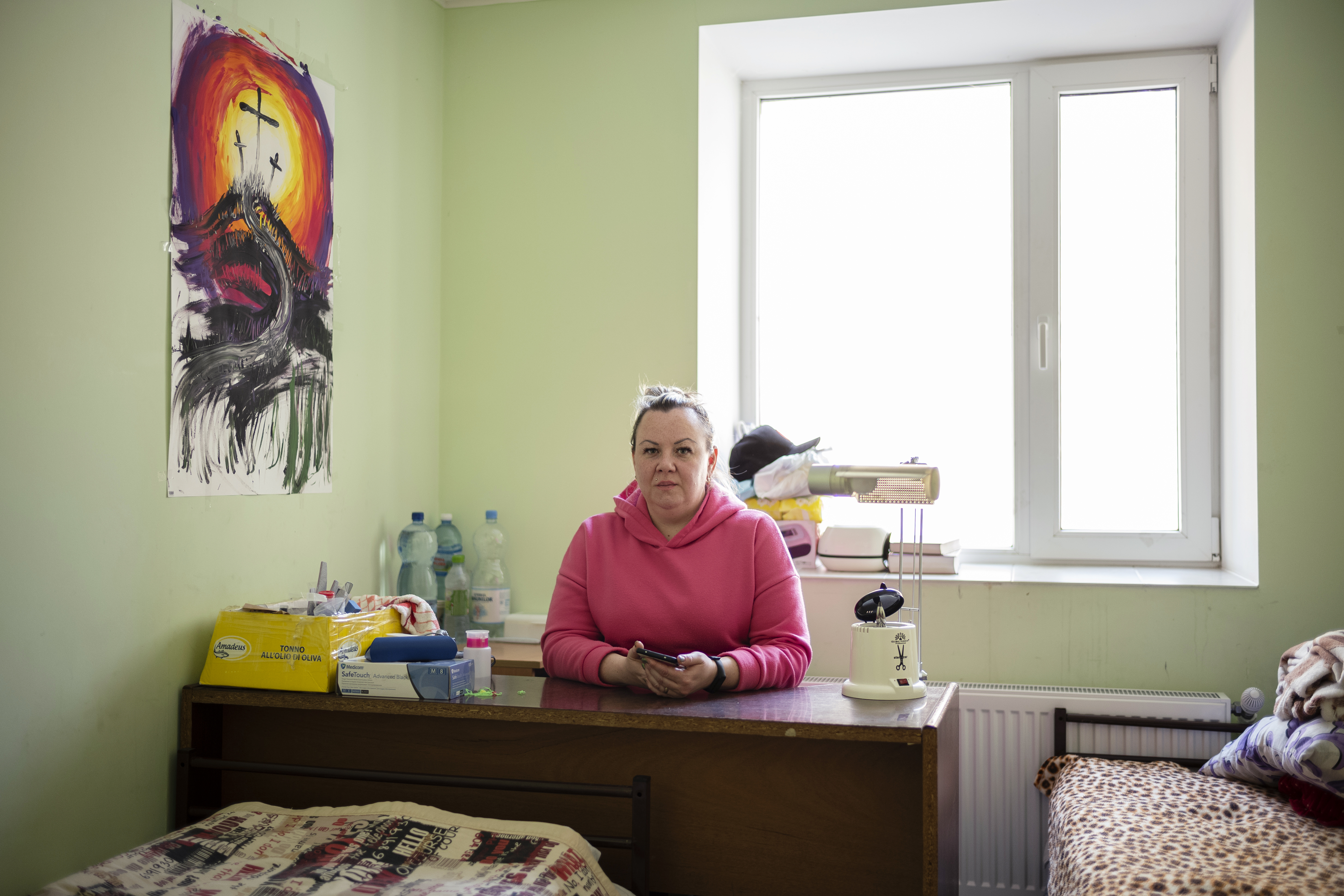Marina, nail-artist from Odessa, at her work station in the temporary placement center in Vatici, Orhei district, Moldova. Photo credit: Maxime Fossat / UN Women
