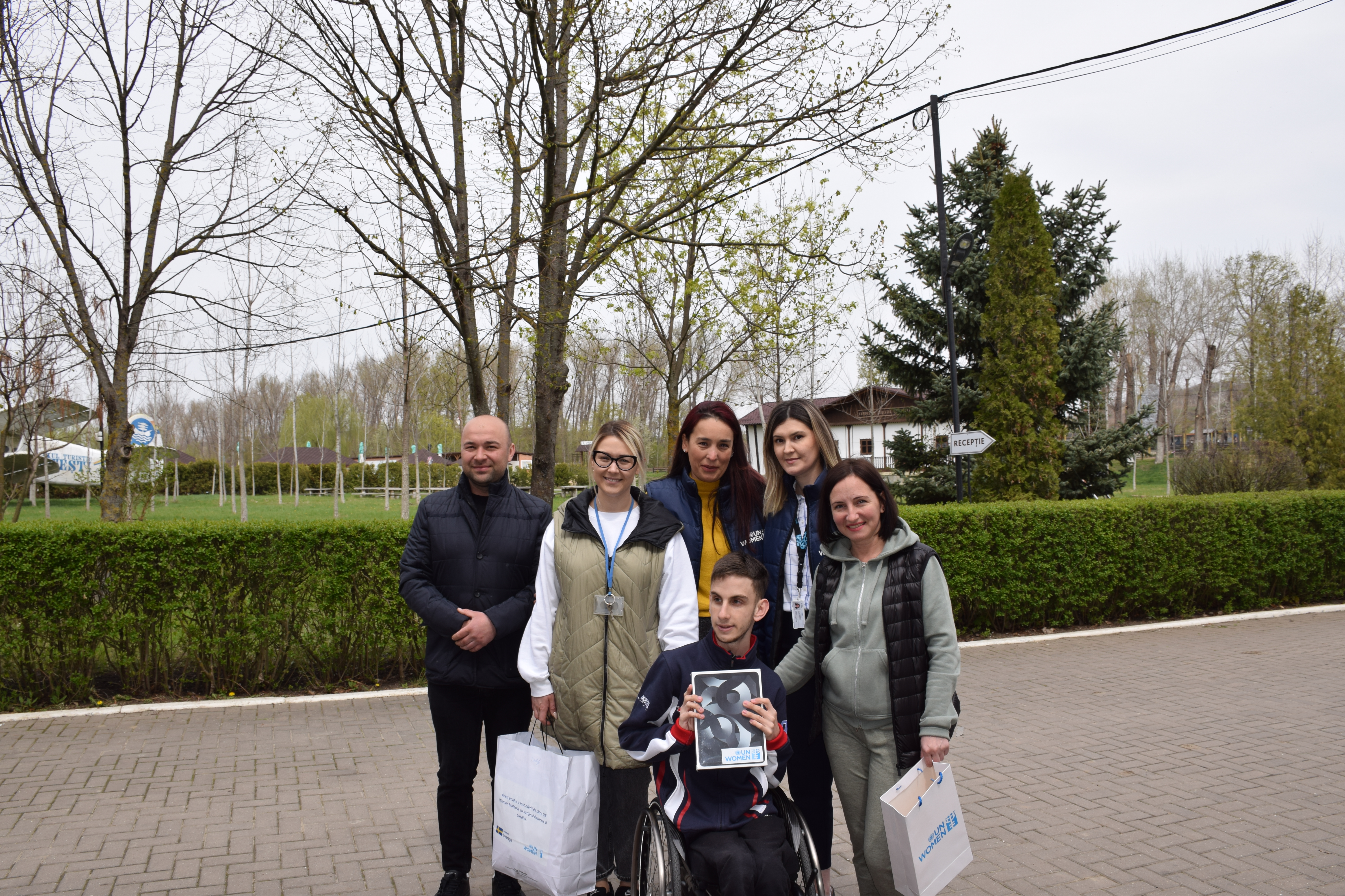 Yaroslav (at the center) with his mother (at his left). From left to right, Gheorghe Diaconu, administrator of the temporary placement center in Costesti together with Veronica, his sister, Nighina Aziziov and Tatiana Ciobanu, UN Women Moldova. Photo: UN Women Moldova.