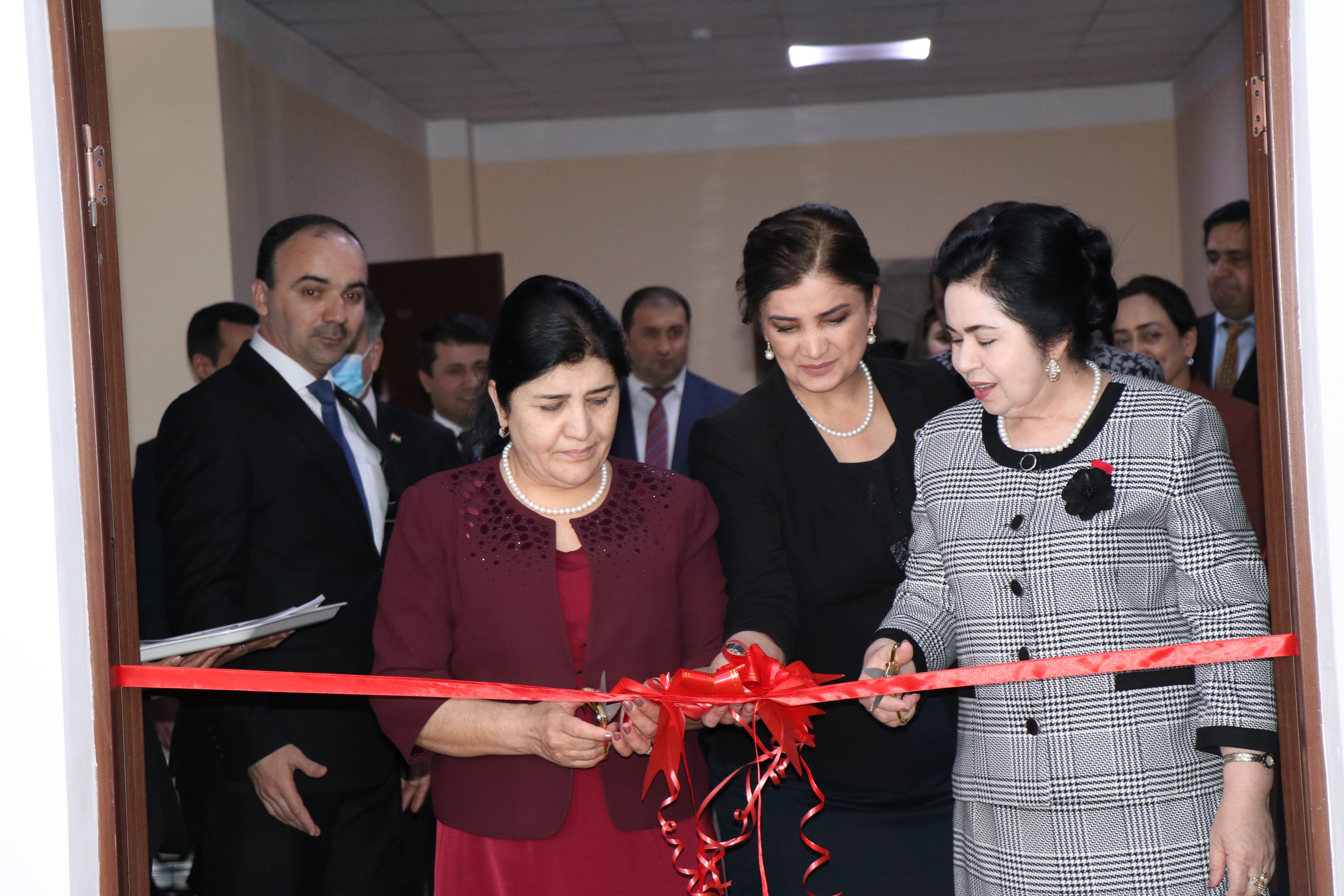 Mr. Ghafurzoda, Rector of APA, Ms. Olimsho Mehri from the Executive Office of the President of the Republic of Tajikistan, Ms. Amonzoda Shirin, Minister of Labour, Migration and Employment and Ms. Kurbonzoda, Chairperson of the Committee on Women and Family Affairs at the opening ceremony of the "SDG Centre for capacity-building of talented women and women in decision-making". Photo: UN Women Tajikistan