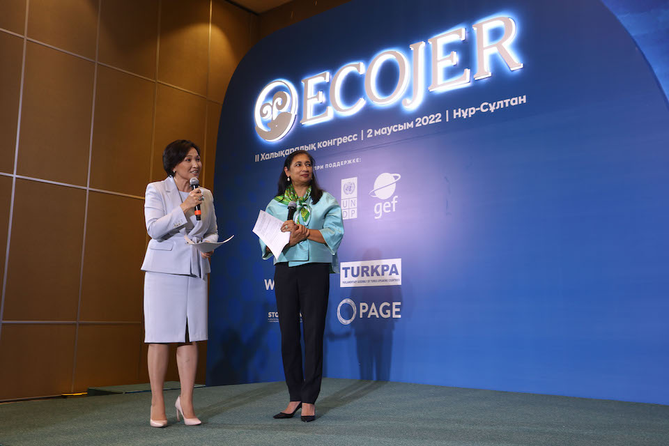 Anita Bhatia with Lazzat Ramazanova, Chair of the Council of the ECOJER Association, at the ceremony for private sector companies joining to Closing the Gender Gap Accelerator, ECOJER congress. Credits: UN Women Kazakhstan/Marat Kurakov
