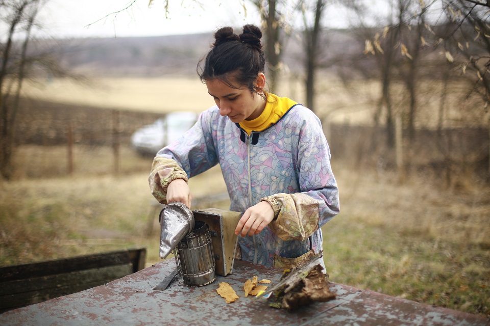Liza Mămăligă prepares her bee smoker. Photo: UN Women Moldova