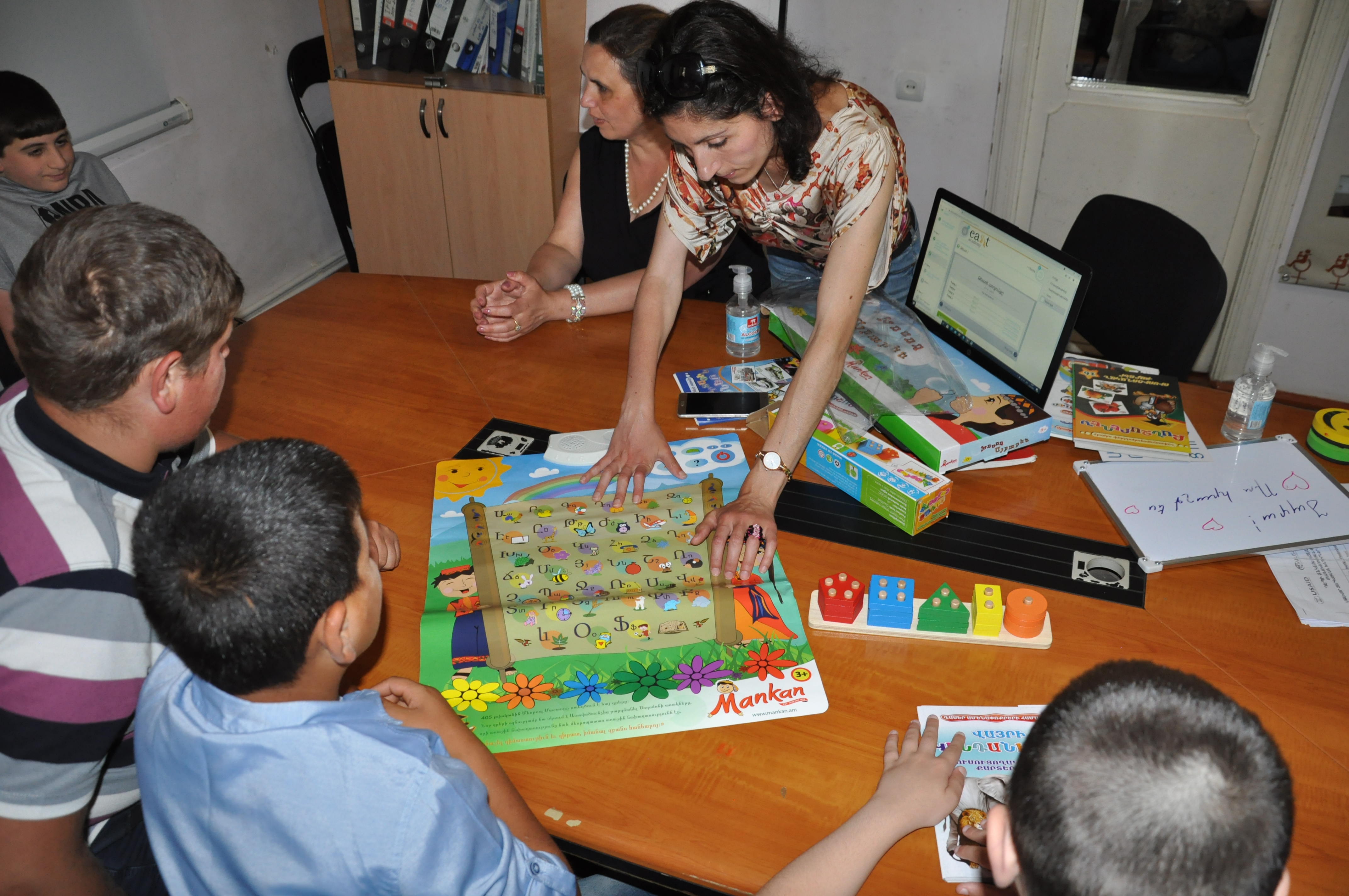 Elisa works with children at the Independent Life Resource Centre. Photo: Lena Hovhannisyan/Agate NGO.