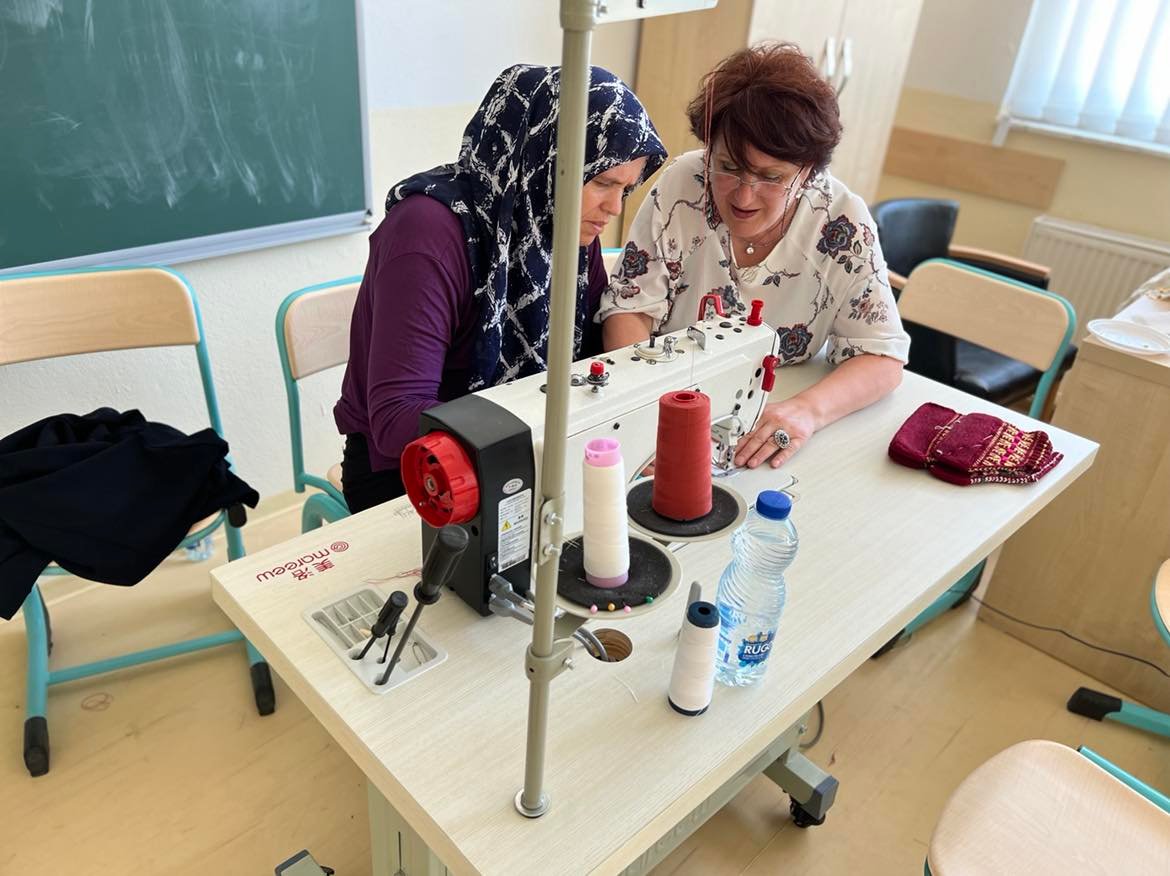 Radiye Şala, from Mamusha Municipality, learns to use a tailoring machine during a training organized by UN Women and partners. Photo: UN Women Kosovo.