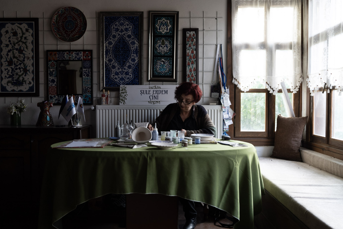 KÜGİKAD President and Founding Member Şule Erdem in her bone china workshop. 