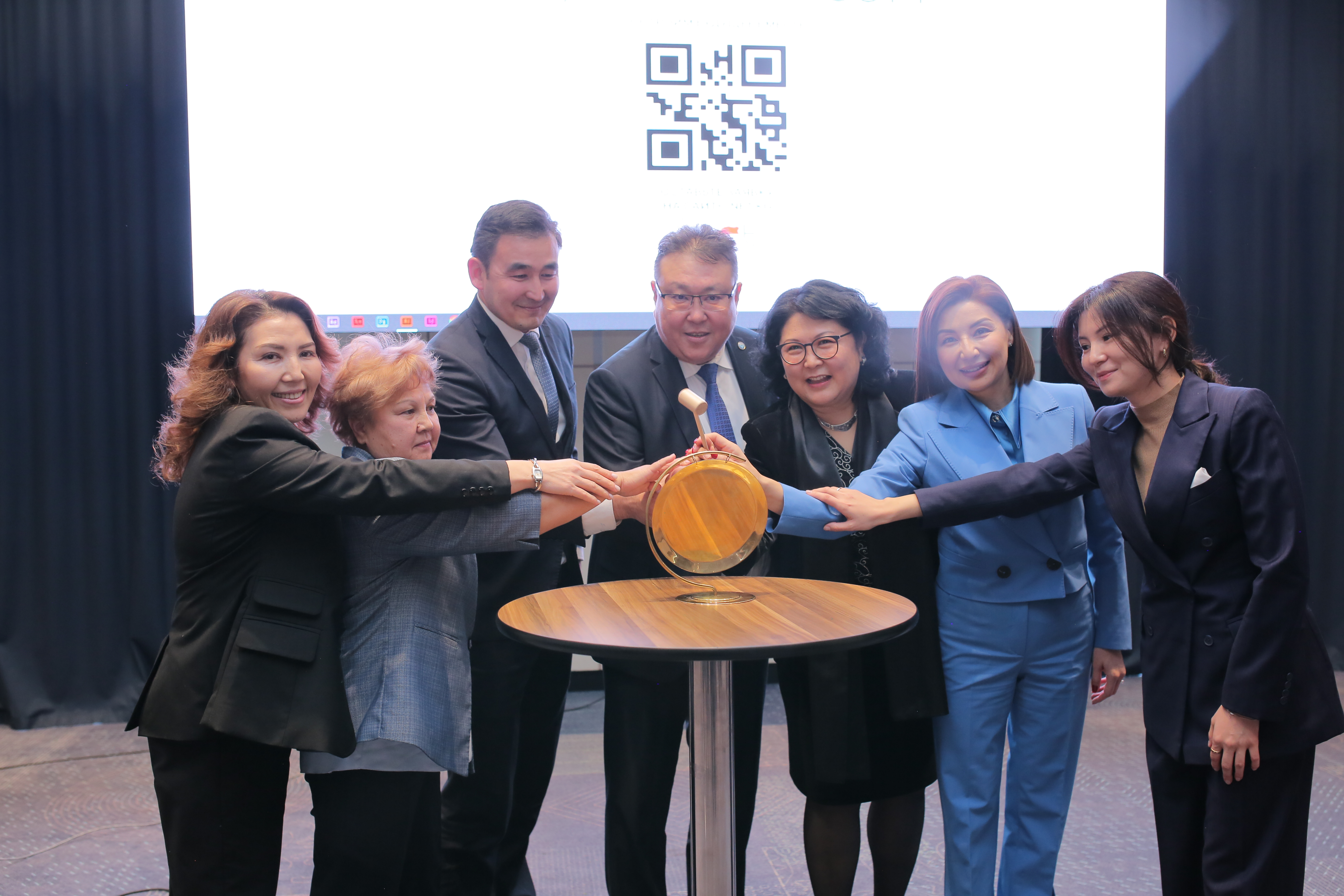 During the launch event, representatives from UN Women Kyrgyzstan, Bank of Asia, Institute for Economic Policy Research of the Kyrgyz Republic, Astana International Financial Centre’s Green Finance Centre, Kyrgyz Stock Exchange, and financial company ‘Senti’ rang the bell to officially commence the first-ever gender bonds trading in Kyrgyzstan. Courtesy of Bank of Asya. 