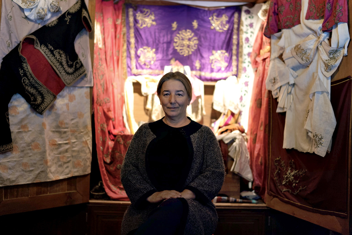 KÜGİKAD member and embroidery artist Ayşe Arıcılar with her work.
