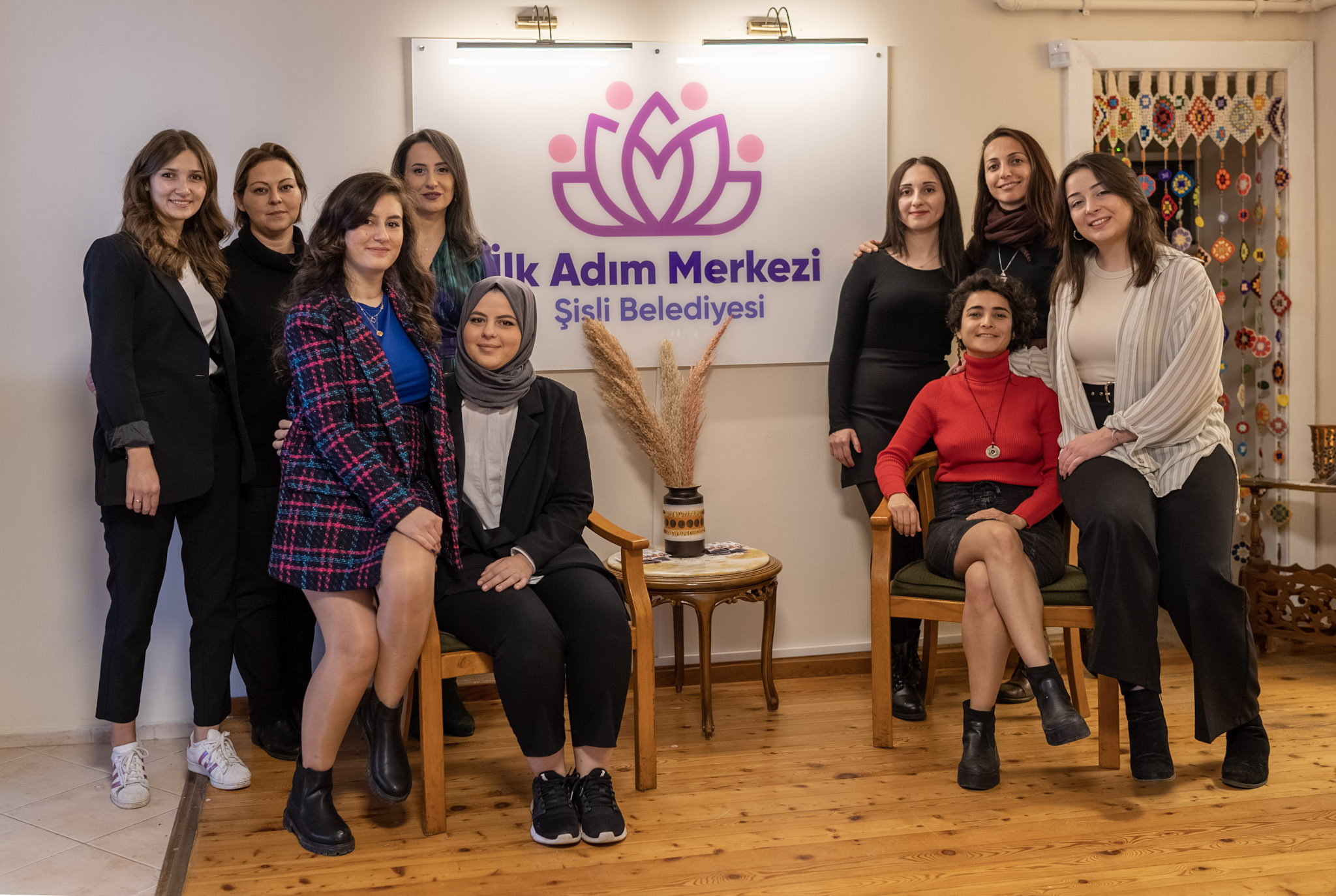 Staff members of the Women’s Solidarity Foundation (KADAV) at the premises of the First Step Station for women in Şişli Municipality, Istanbul. Photo: UN Women/İlkin Eskipehlivan.