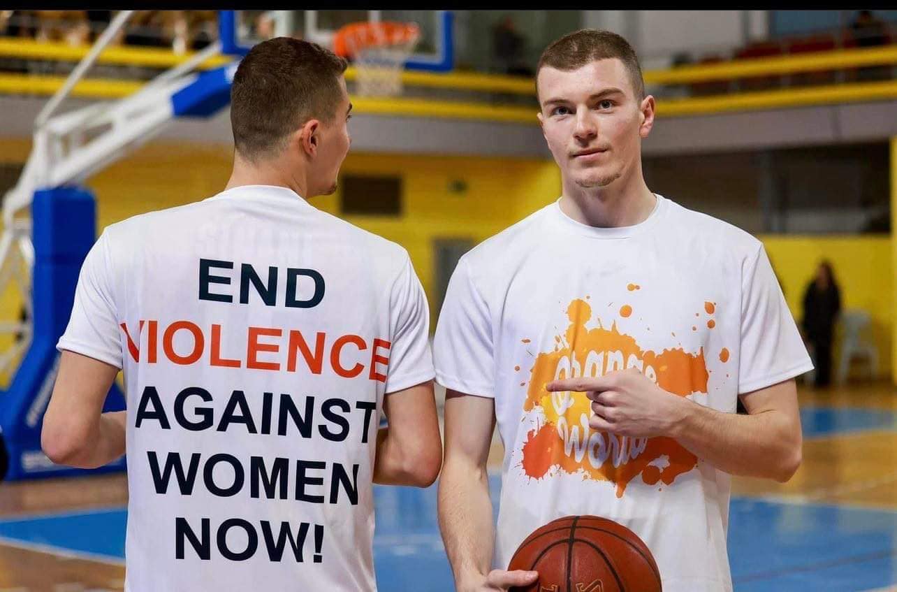 Players of the Basketball Clubs ‘’KB Vllaznimi” and “KB Ponte Prizreni’’ pose during the match organized by UN Women as as part of the 16 Days of Activism. Photo credit: UN Women