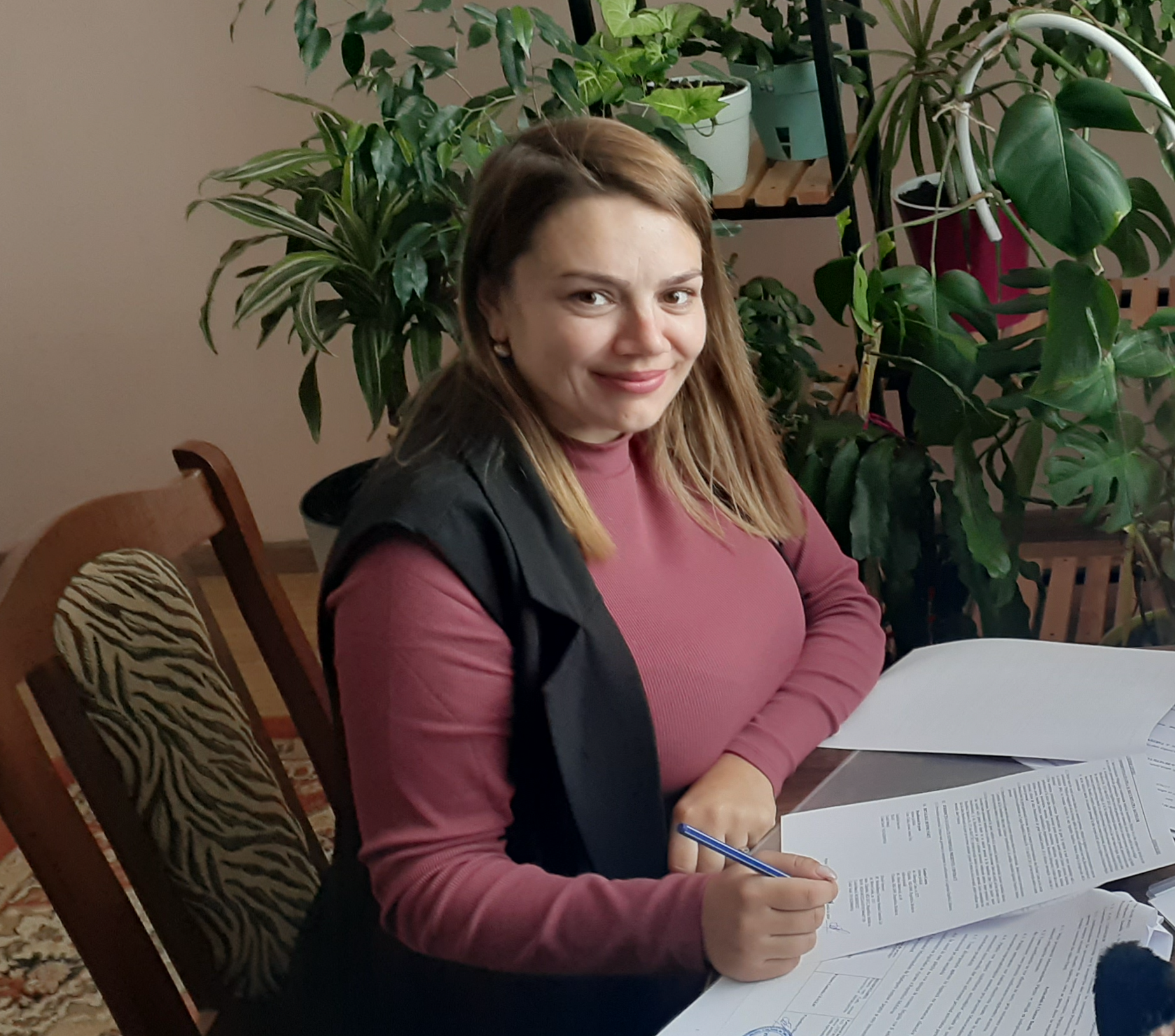 Anastasia Bacico runs a salon providing beauty services and psychological support for refugees and local women in central Moldova. Photo: Courtesy of Gender Centru. 