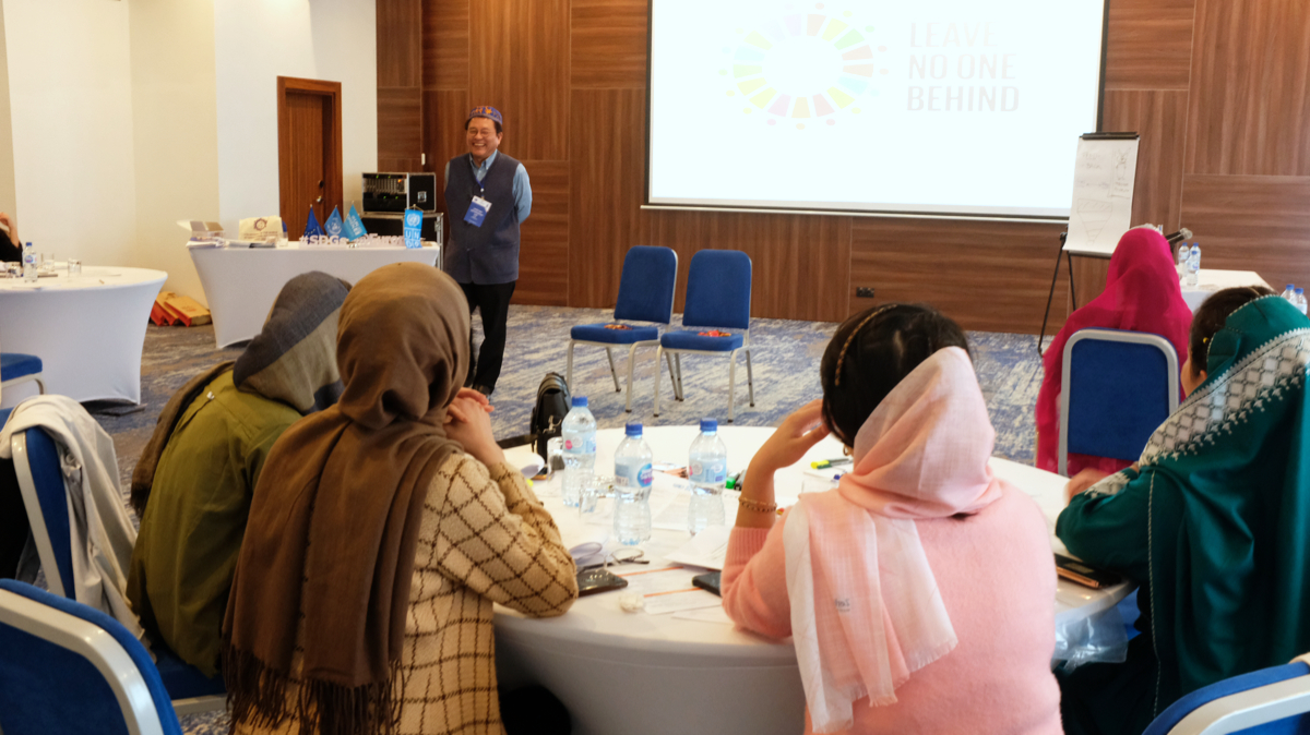 Anselmo Lee, an international expert from South Korea, holds a workshop on storytelling on SDGs in Tashkent.