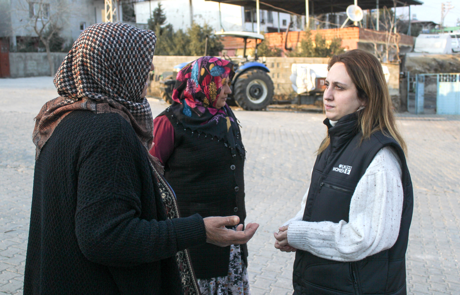 UN Women Communication Analyst Nilüfer Baş obtains first-hand information regarding the needs of women and girls in the earthquake region. 