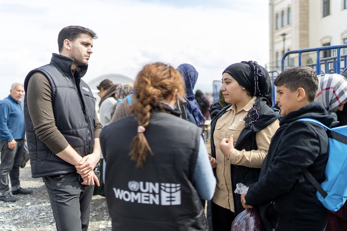 Youth leader Kübra Koşar tells her story to UN Women staff 