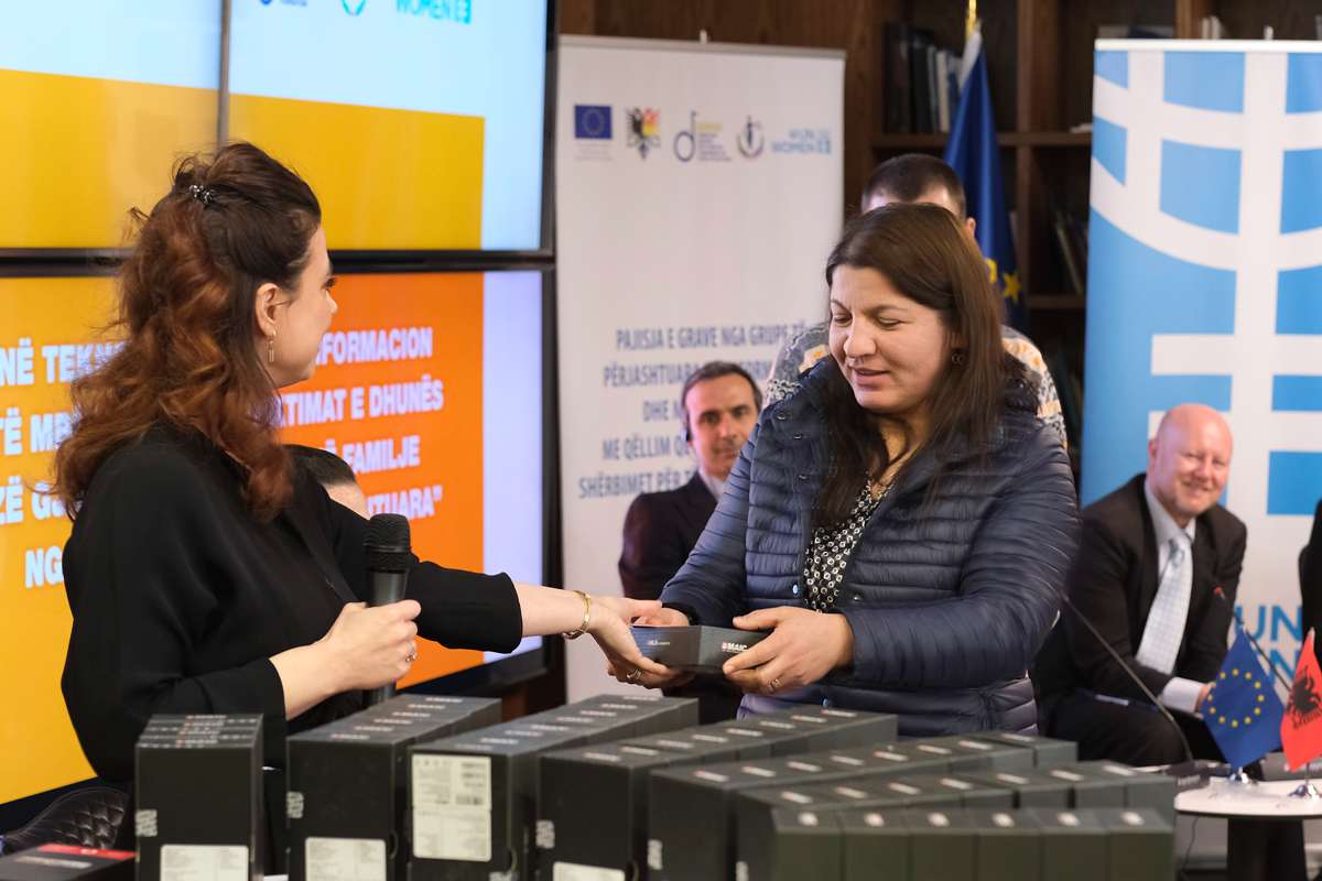Manjola Veizi, Executive Director of the National Network of Roma and Egyptian Women, receiving smartphones on behalf of Roma women beneficiaries, under the EU-UN Women regional programme on ending violence against women in the Western Balkan and Türkiye and Vodafone Albania Foundation. Photo: UN Women Albania