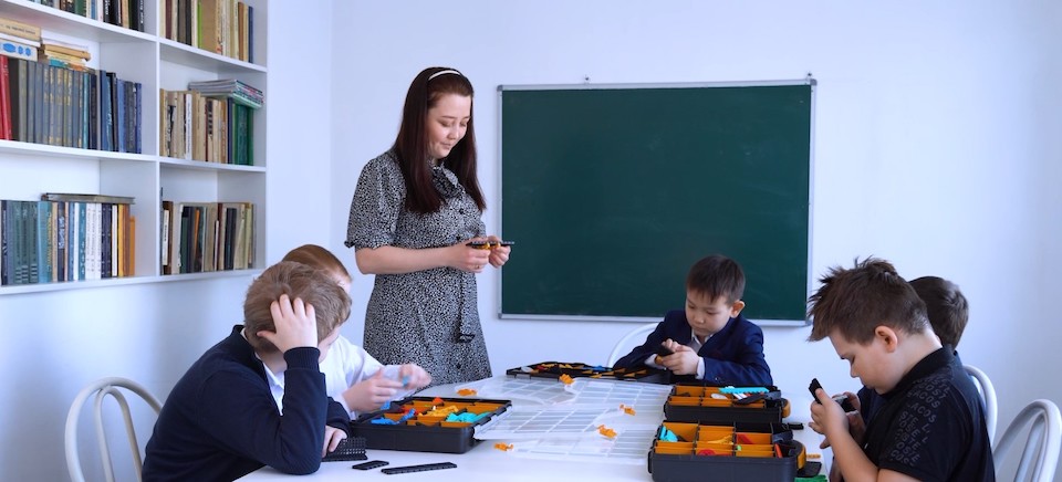 After receiving training at one of the WEDCs, Perizat Inkarbayeva's project to teach robotics and neurotechnology got a boost. Photo: UN Women Kazakhstan.