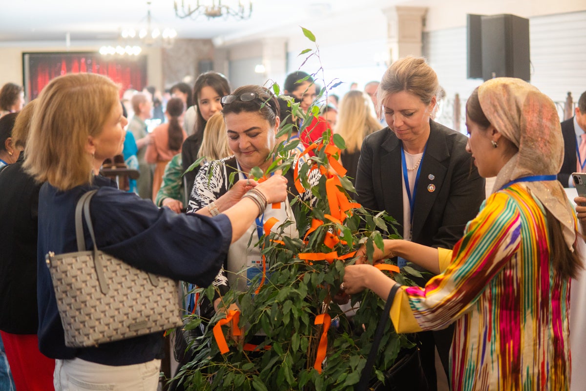 The ceremony of tying ribbons around a wishing tree symbolizes unity and the common efforts of all stakeholders. 