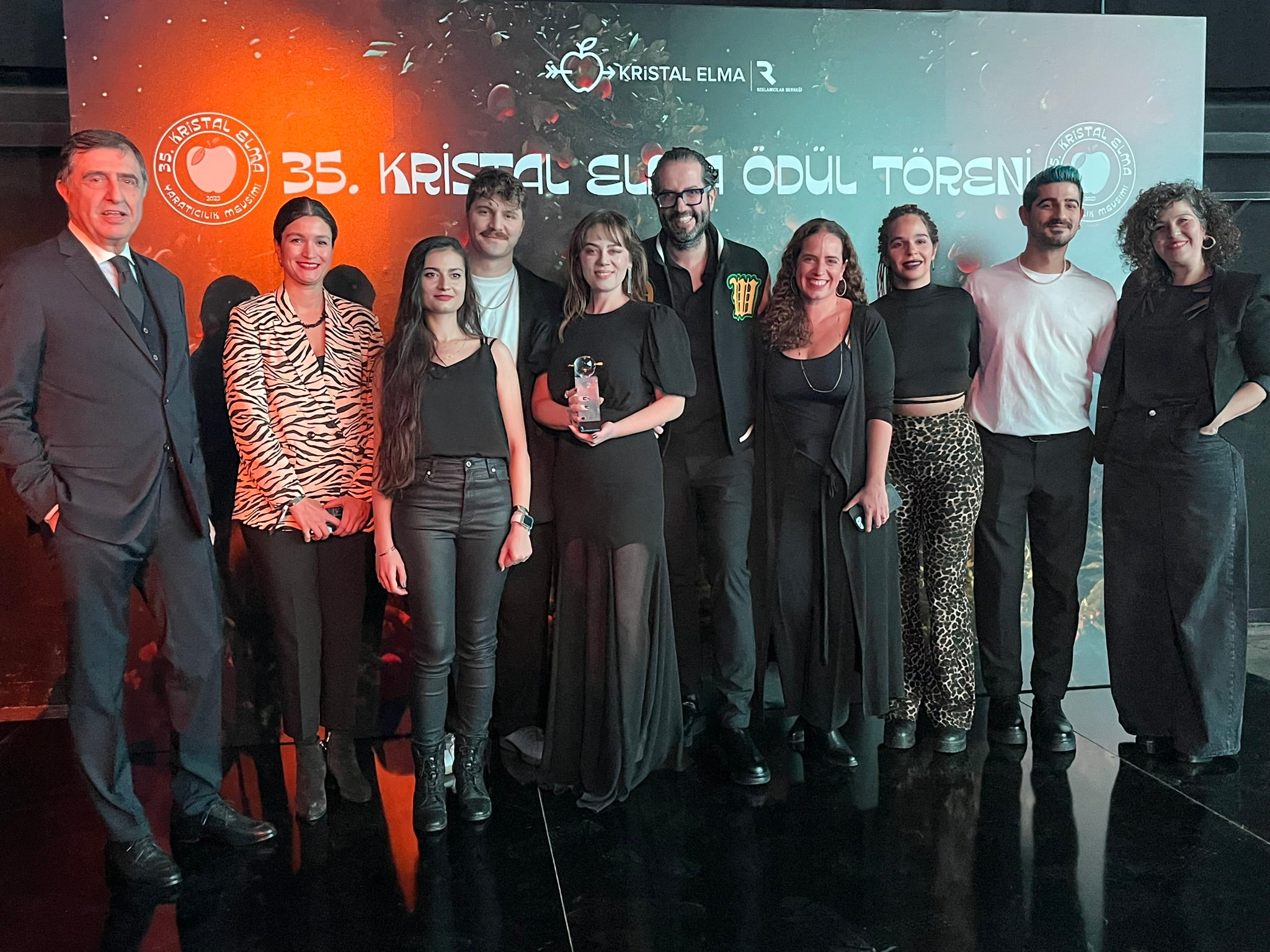 Demet Evgar (in the middle), Goodwill Ambassador of UN Women Türkiye is holding the Crystal Apple awards together with Ahmet Pura, the Chairman of the Advertisers Association (on the left), Sevda Alkan Ozsoy, Unstereotype Alliance Project Coordinator and Ogilvy Istanbul team. Photo: Advertisers Association