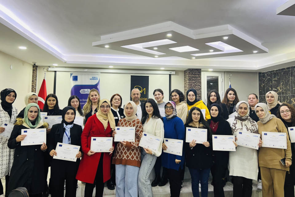 Participants who joined accounting training are holding their certificates in Mardin, Türkiye. 