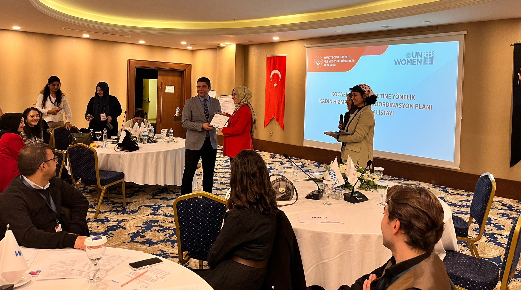 Participants are receiving certificates after the workshop for Emergency Coordination Plan for Women Services with respective instutions in Kocaeli. Photo: UN Women