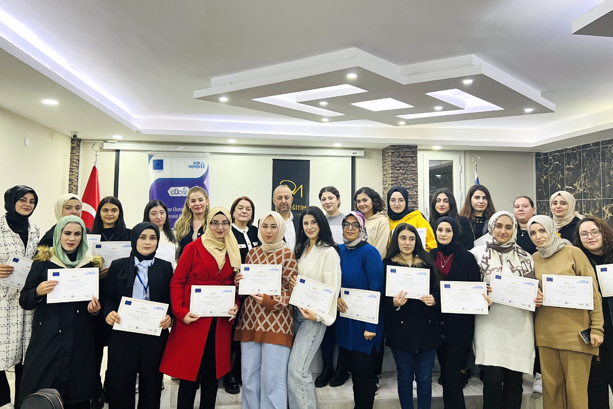 Participants who joined accounting training are holding their certificates in Mardin, Türkiye. 