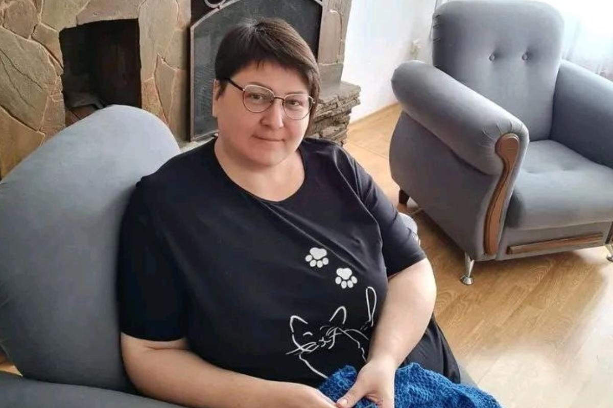 For more than twenty years, Olena Komarova has been knitting for customers and her four children in Ukraine. A refugee in Poland, Olena now found opportunity to grow her business despite the drastic changes.