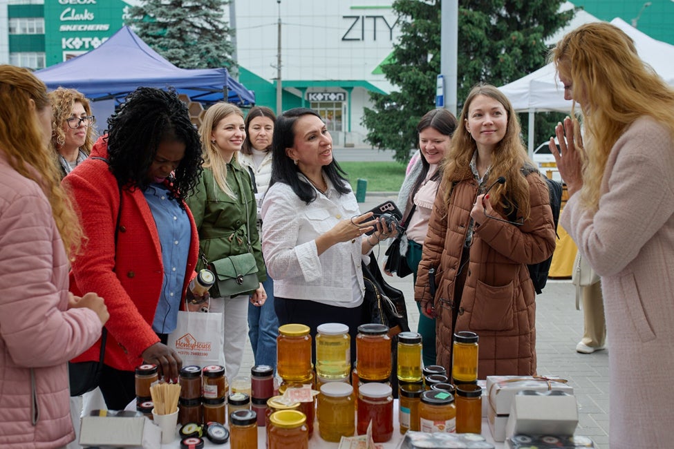 The Executive Board concludes its visit to Moldova by connecting with women producers at a local market supported by UN Women. 