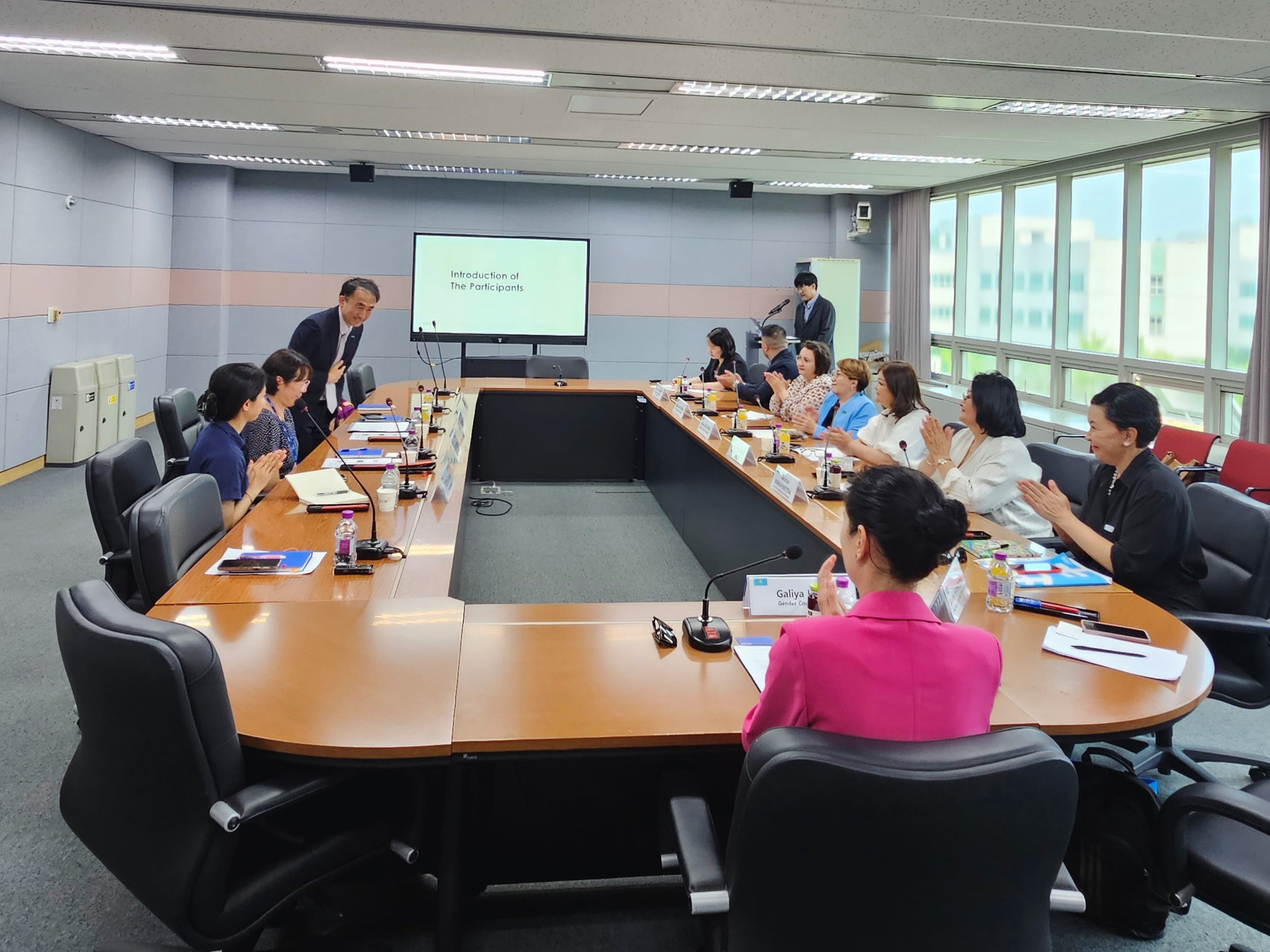 Oh Sungsoo, Senior Director General of the Directorate of Development Strategy at KOICA, welcoming Kazakhstan’s delegation.  Photo: UN Women Kazakhstan 