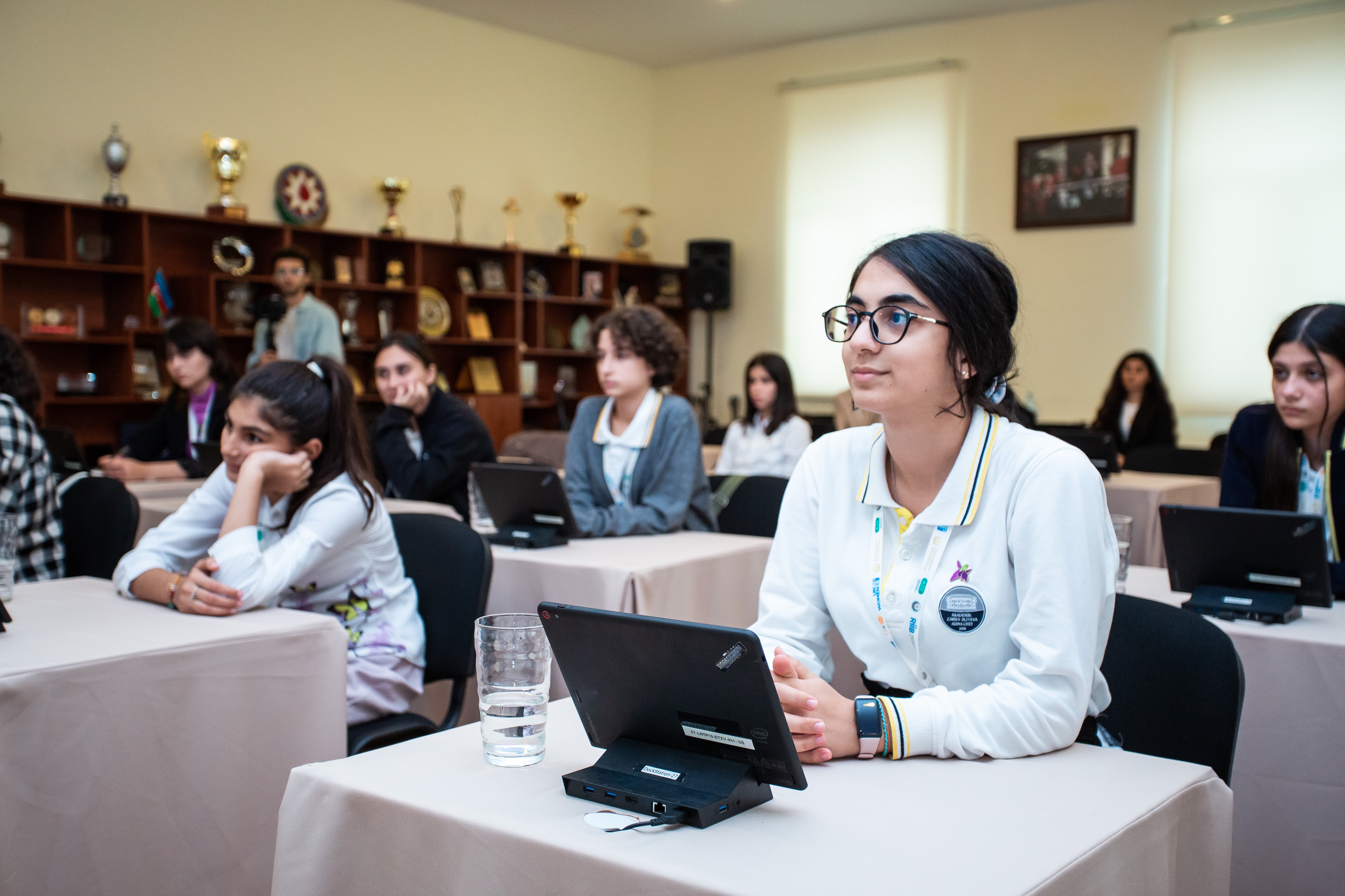 In Azerbaijan, girls are empowered to raise their voices as decision makers, paving the way for greater economic opportunities and gender equality in the future. Photo: UNFPA Azerbaijan, 2022.