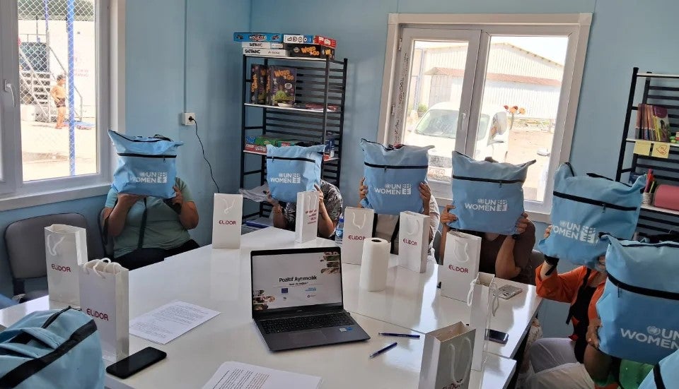 Participants are holding UN Women kits that contain sanitary products and basic supplies for women at the Young Women Support Center in Malatya. Photo: The Community Volunteers Foundation