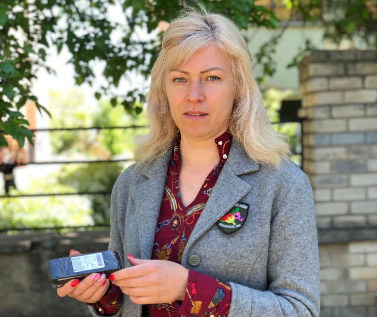 Kseniia Mishyna holding a medical tourniquet after attending a course on tactical medicine. As a village headwoman, Kseniia is responsible for delivering humanitarian aid and addressing the needs of residents in the Dniprovks district in Bilozershchina, Kherson region. Photo: Kseniia Mishyna