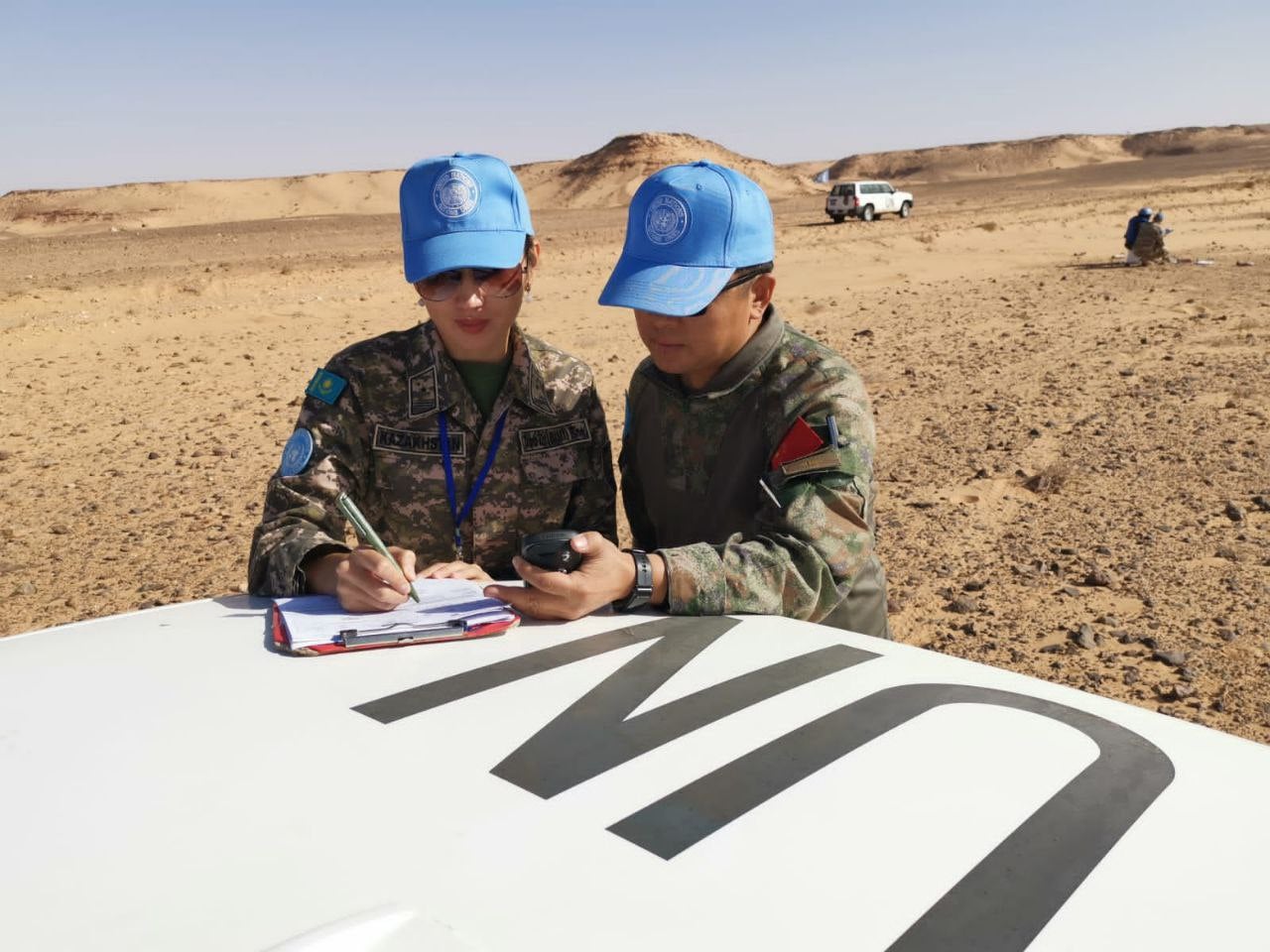 Clarifying the route during a patrol in the area of responsibility of the UN mission in Western Sahara. Photo: KAZCENT