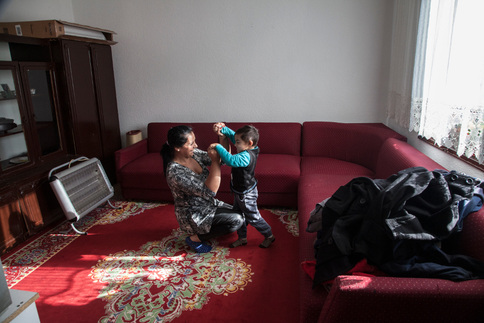 26-year-old Firdez Ademoska is a Roma woman and a mother of three children. She started dating her husband at the age of 11 and left her home to move in with him at the age of 13. Photo: UN Women Europe and Central Asia/Rena Effendi